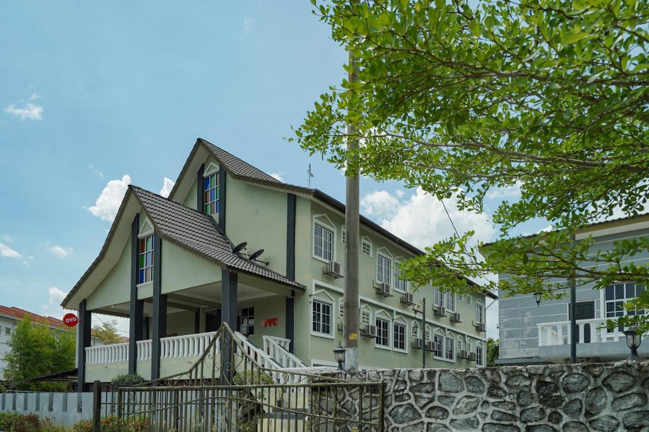 Oyo 90451 Bangi Moya Guesthouse Экстерьер фото