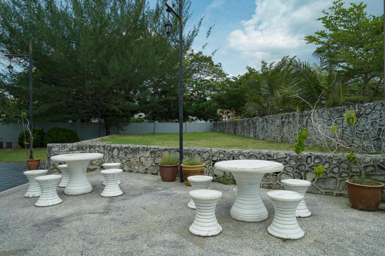 Oyo 90451 Bangi Moya Guesthouse Экстерьер фото