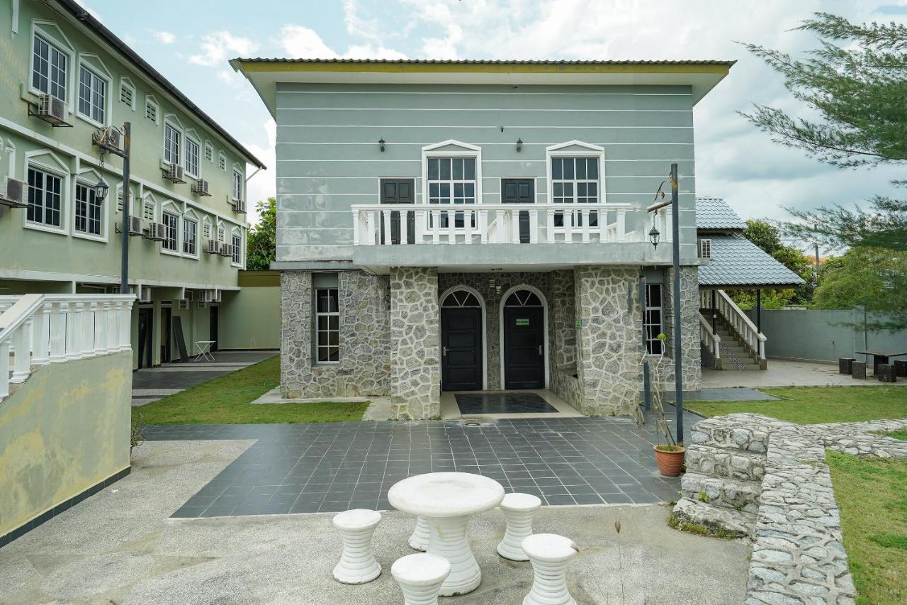 Oyo 90451 Bangi Moya Guesthouse Экстерьер фото
